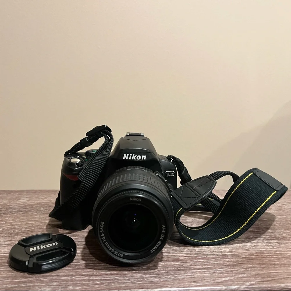 Nikon D40 6.1MP Digital SLR Camera Af-s DX Nikkor Ed 18-55mm